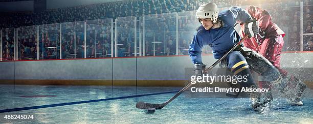 eishockey-spieler in aktion - hockey player stock-fotos und bilder