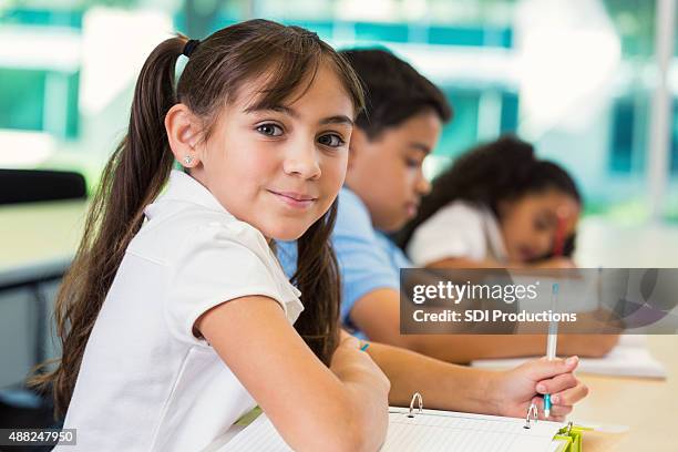 private grundschule schüler im klassenzimmer mit test - boy school uniform stock-fotos und bilder