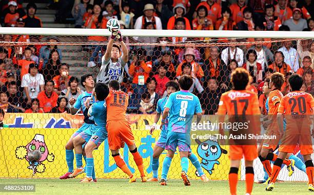 Akihiro Hayashi of Sagan Tosu clears the ball during the J.League match between Shimizu S-Pulse and Sagan Tosu at IAI Stadium Nihondaira on May 3,...