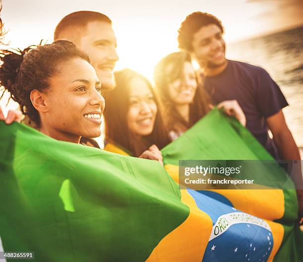 brasile tifosi tifo insieme alla partita di calcio sulla spiaggia - brazilian flag foto e immagini stock