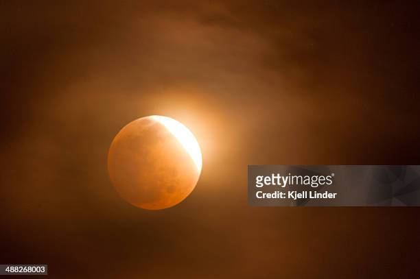 orange glow lunar eclipse - maansverduistering stockfoto's en -beelden