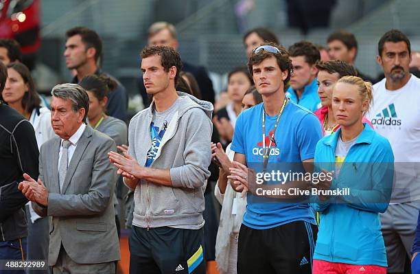 Tournament director Manolo Santana, Andy Murray and Jamie Murray of Great Britain and Caroline Wozniacki of Denmark stand for a minutes silence for...