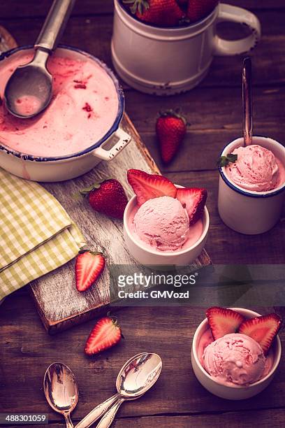 delicious homemade strawberry ice cream - strawberry ice cream stock pictures, royalty-free photos & images