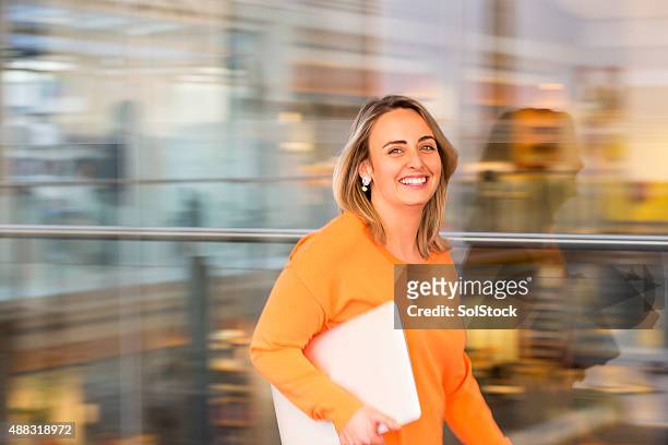 veloce donna d'affari - office action foto e immagini stock
