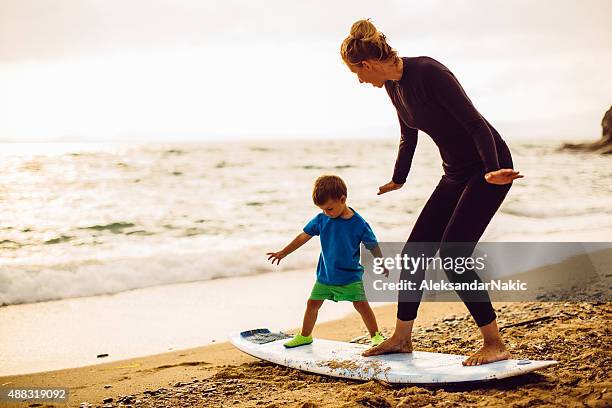 surf lições - mom surf imagens e fotografias de stock