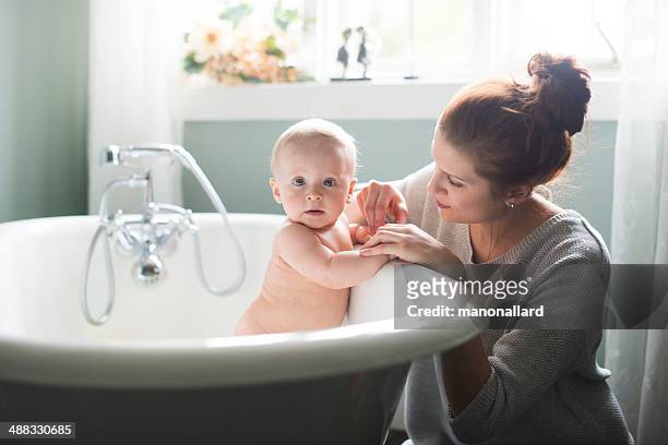 mutter, die baby-bad - mother and baby taking a bath stock-fotos und bilder