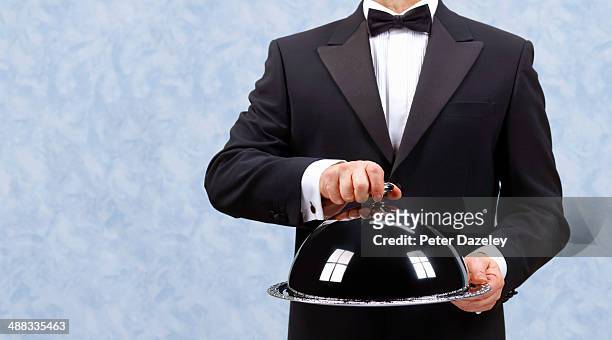 butler waiter revealing - man tray food holding stockfoto's en -beelden