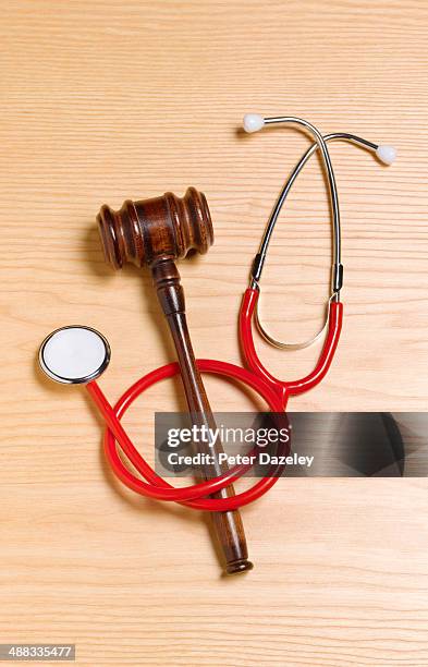 gavel and stethoscope/malpractice - medical malpractice photos et images de collection