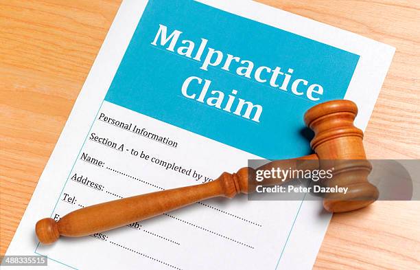 malpractice medical claim form - audience au tribunal photos et images de collection