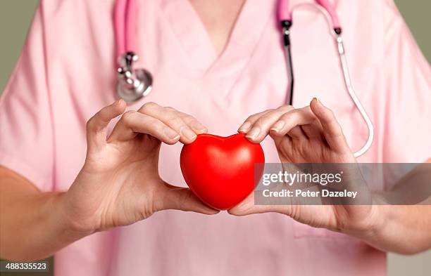 cardiologist with heart - cardiopatía fotografías e imágenes de stock