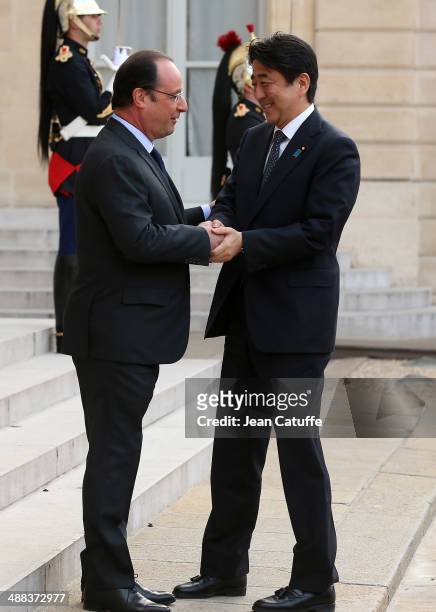 French President Francois Hollande welcomes Prime Minister of Japan Shinzo Abe at the State Dinner in his honor at Elysee Palace on May 5, 2014 in...