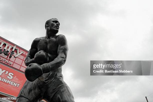 smokin' joe frazier statue unveiled in philadelphia, pa - rocky named work 個照片及圖片檔