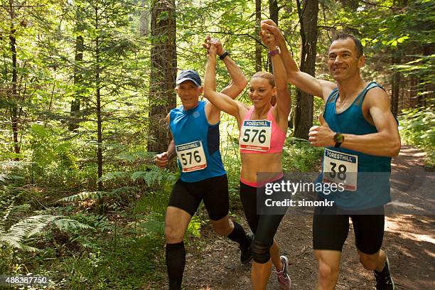 man and woman in ultramarathon race - sporthesje stockfoto's en -beelden