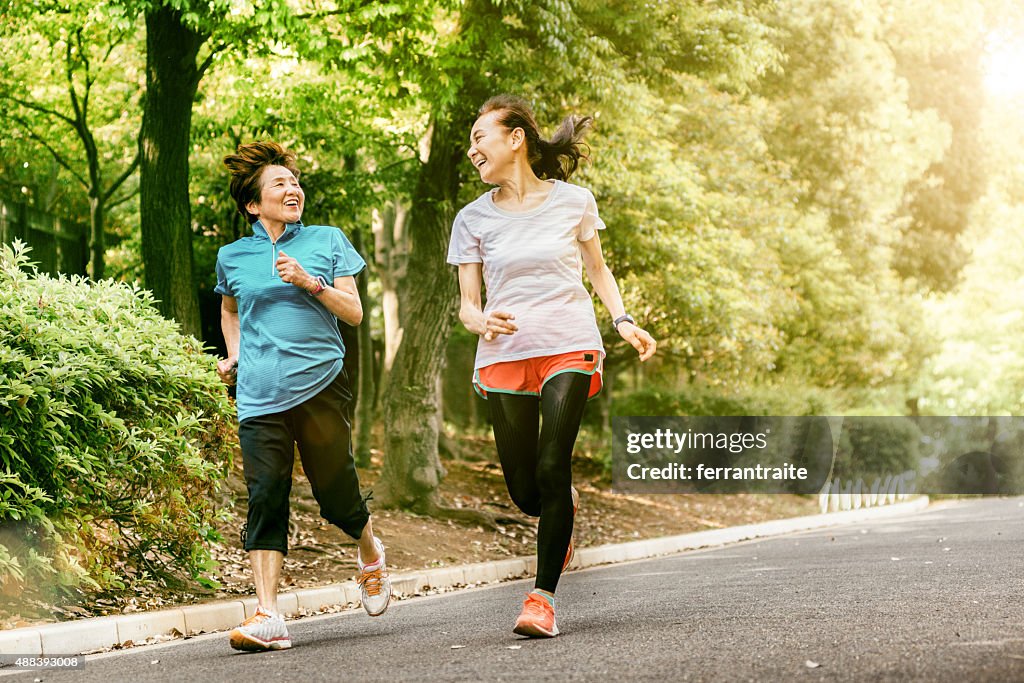 Senior mujer corriendo japonés