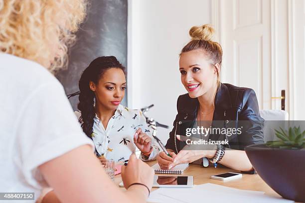 tres mujeres hablando en la oficina - persuasión fotografías e imágenes de stock