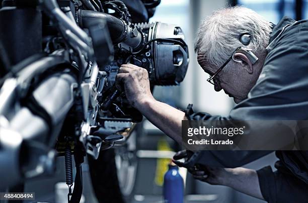 motorcycle mechanic at work - motor oil stockfoto's en -beelden