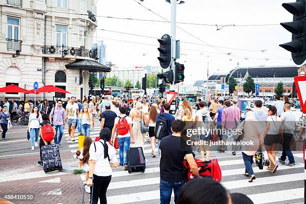 many people on crosswalk of prins hendrikkadde - zebrapad stockfoto's en -beelden