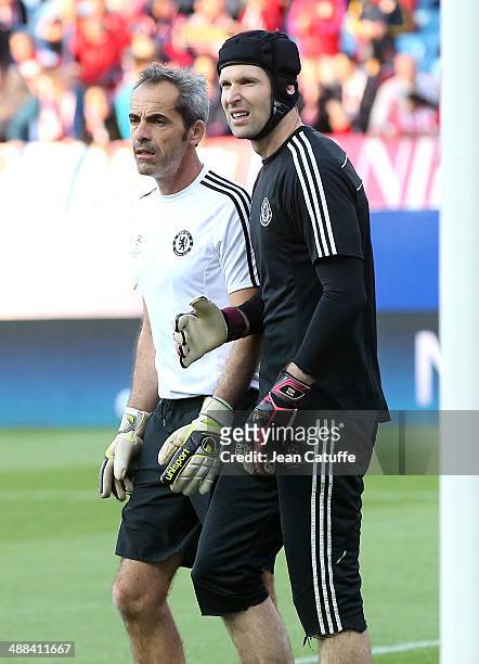 Goalkeepers' coach of Chelsea Christophe Lollichon warms up Petr Cech ahead of the UEFA Champions League semi final first leg match between Club...