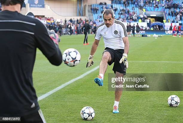 Goalkeepers' coach of Chelsea Christophe Lollichon warms up Petr Cech ahead of the UEFA Champions League semi final first leg match between Club...