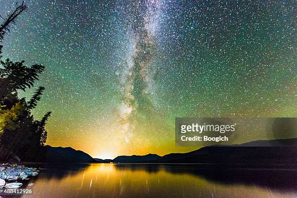 glacier national park night stars reflection in scenic lake montana - glacier nationalpark usa bildbanksfoton och bilder