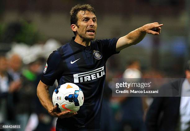 Hugo Campagnaro of FC Internazionale Milano gestures during the Serie A match between FC Internazionale Milano and SSC Napoli at San Siro Stadium on...