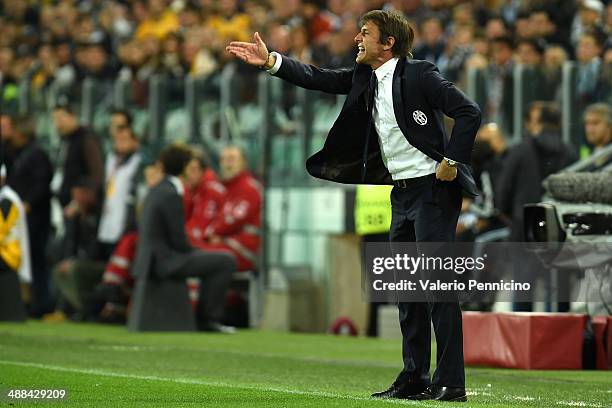 Juventus head coach Antonio Conte shouts to his players during the UEFA Europa League semi final match between Juventus and SL Benfica at Juventus...