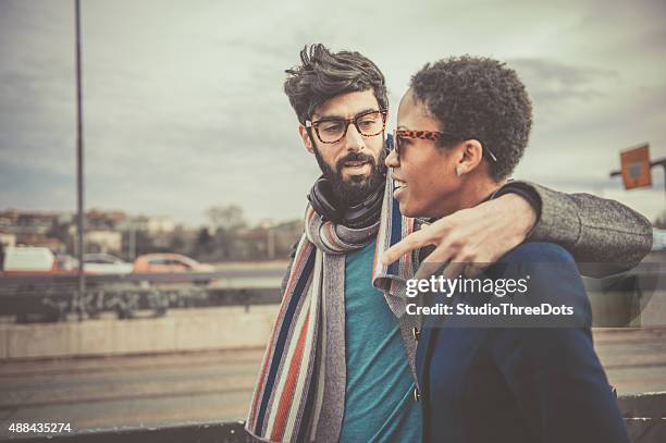 mixed race couple walking auf der straße - brille paar stock-fotos und bilder