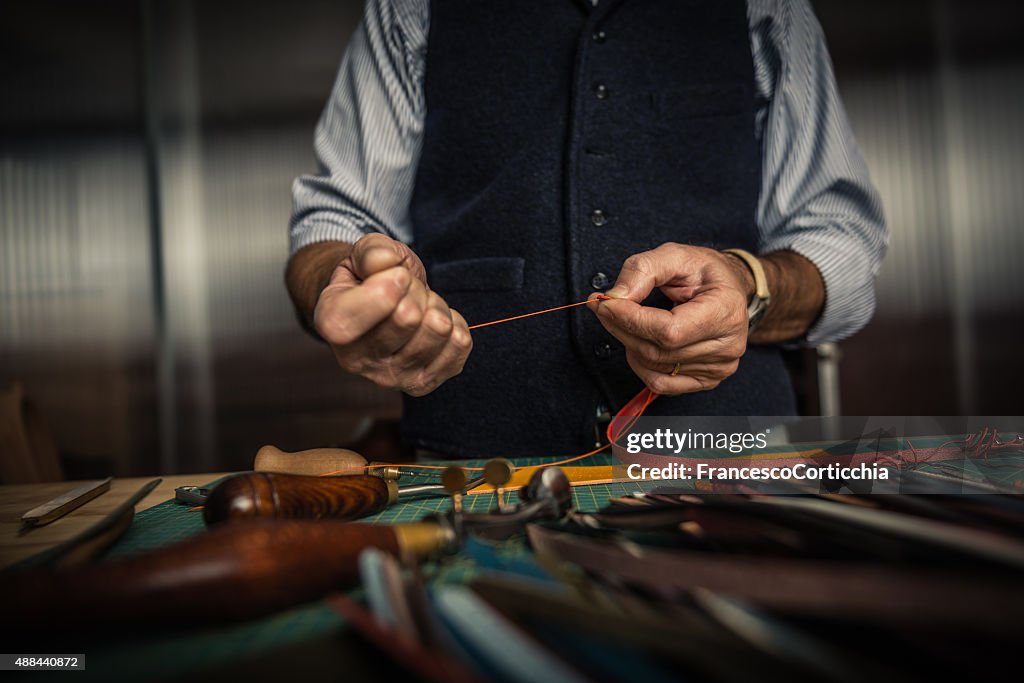 Artisan de trabajo de cuero