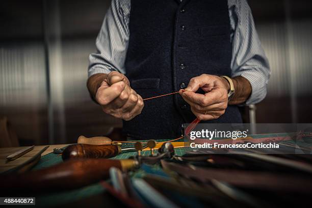 artisan de trabajo de cuero - sastre fotografías e imágenes de stock