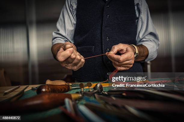 artisan working with leather - kunstnijverheid stockfoto's en -beelden