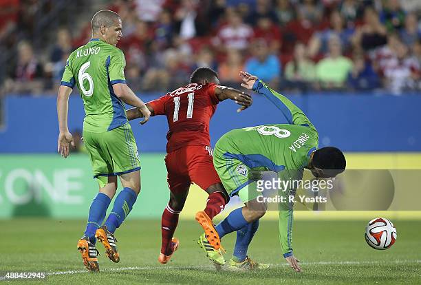 Osvaldo Alonso looks on as Fabian Castillo of FC Dallas fouls Gonzalo Pineda of Seattle Sounders FC at Toyota Stadium on April 12, 2014 in Frisco,...