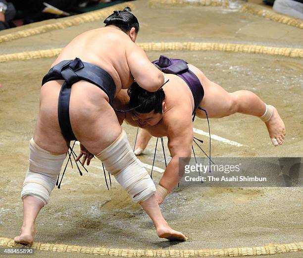 Aminishiki throws Takekaze to win during day four of the Grand Sumo Autumn Tournament at Ryogoku Kokugikan on September 16, 2015 in Tokyo, Japan.