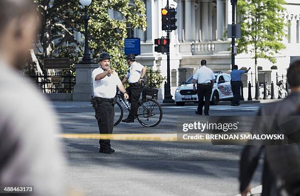 Members of the Secret Service Uniformed Division and DC Metro Police evacuate the area around Pennsylvania Avenue near the White House May 6, 2014 in...