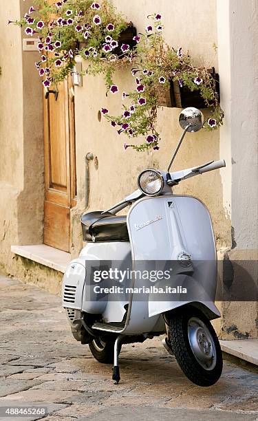 vespa - vespa fotografías e imágenes de stock