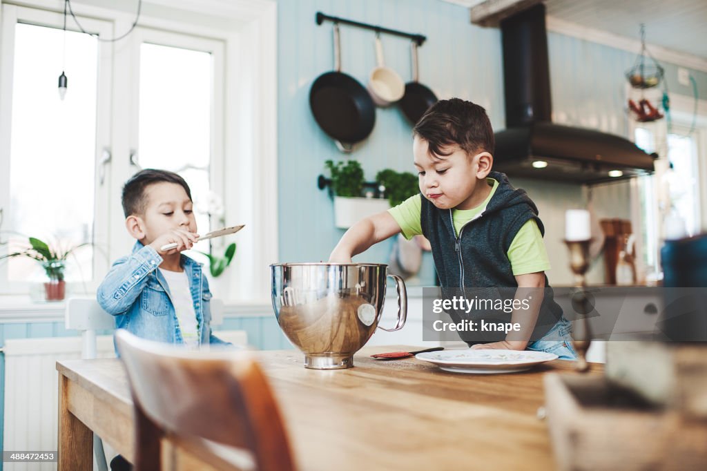 Pequeno Meninos Fazer Doces na cozinha
