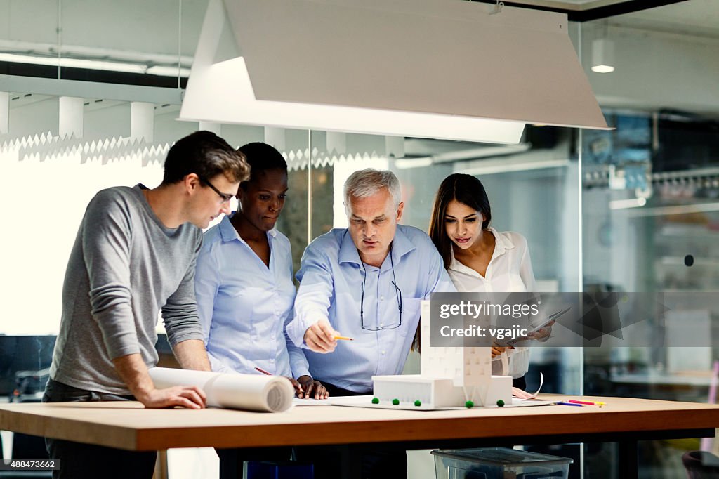 Kreatives Meeting im Büro.