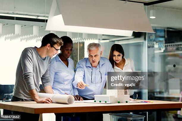 kreatives meeting im büro. - architekturmodell stock-fotos und bilder