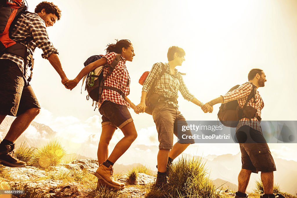 Grupo de jovens amigos caminhada na Montanha