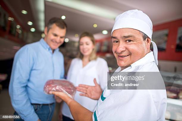 metzger im gespräch mit kunden über fleisch - butcher portrait stock-fotos und bilder