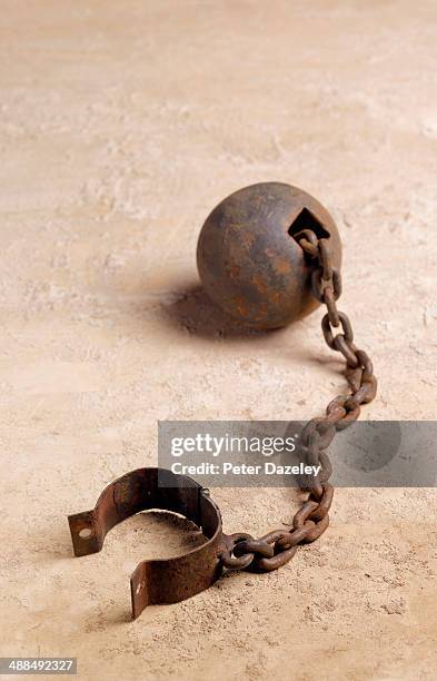 ball and chain upright - slaves in chains imagens e fotografias de stock