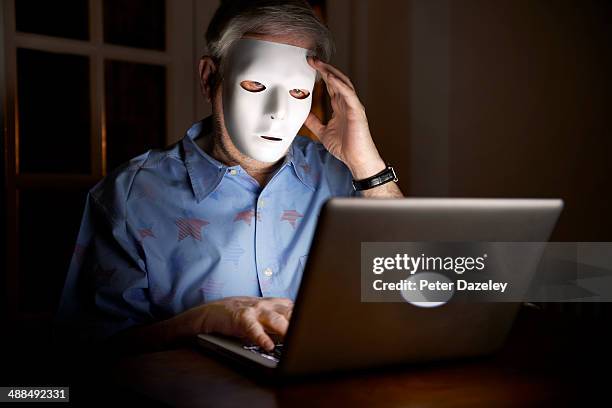 internet troll - anonymous mask photos et images de collection