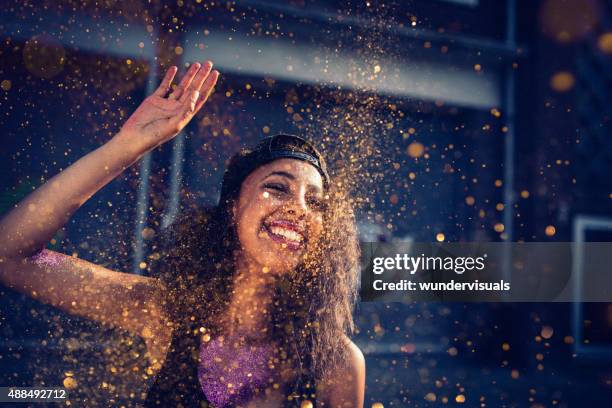 mädchen auf eine stadt, straße in die luft werfen gold glitter - african american girl look up stock-fotos und bilder