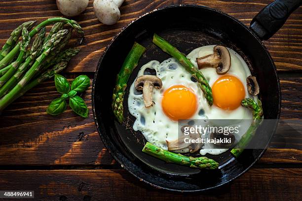 fried eggs with asparagus - stekt ägg bildbanksfoton och bilder