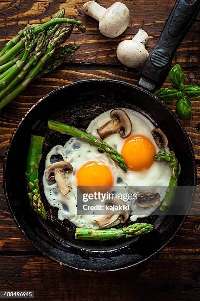 fried eggs with asparagus - egg breakfast stock pictures, royalty-free photos & images