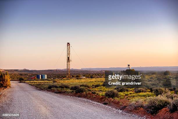drilling rig fracking in der wüste - borehole stock-fotos und bilder