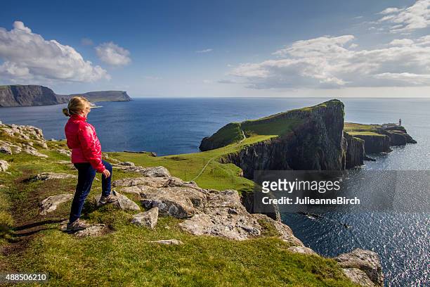 junge walker sie in der ansicht - highlands schottland wandern stock-fotos und bilder