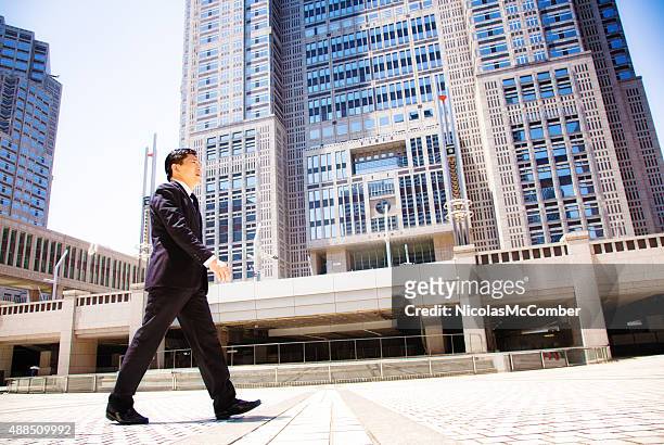 governo japonês trabalhador andar para trabalhar tóquio city hall - funcionário público imagens e fotografias de stock