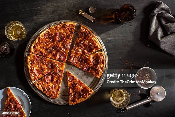 salpicao and chourico pizza - pepperoni pizza stockfoto's en -beelden