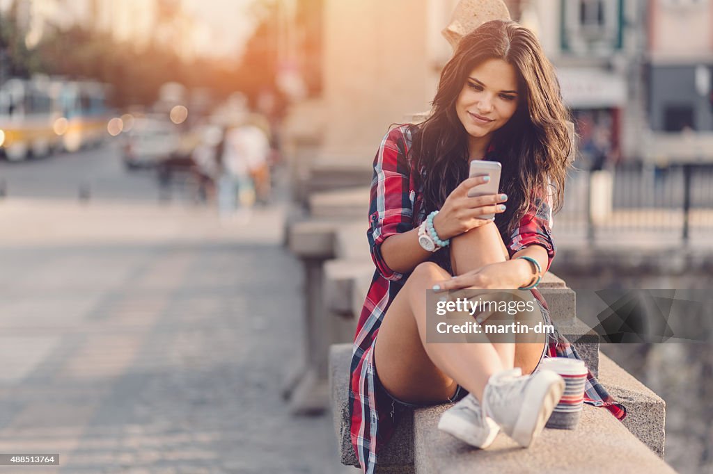 Teenager-Mädchen mit smartphone in der Stadt