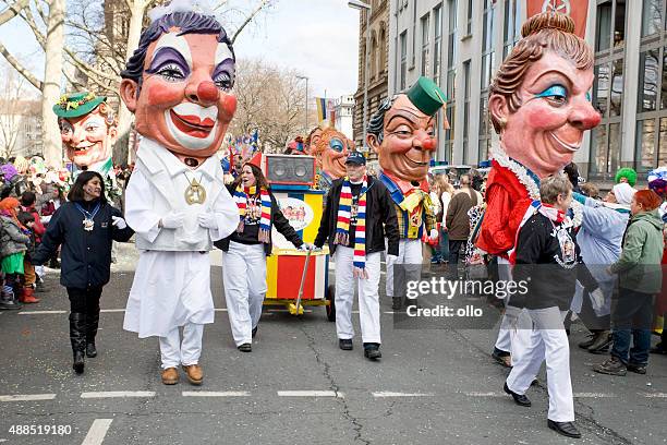 rosenmontagszug, street karneval auf die rose monday in mainz, deutschland - rosenmontag stock-fotos und bilder